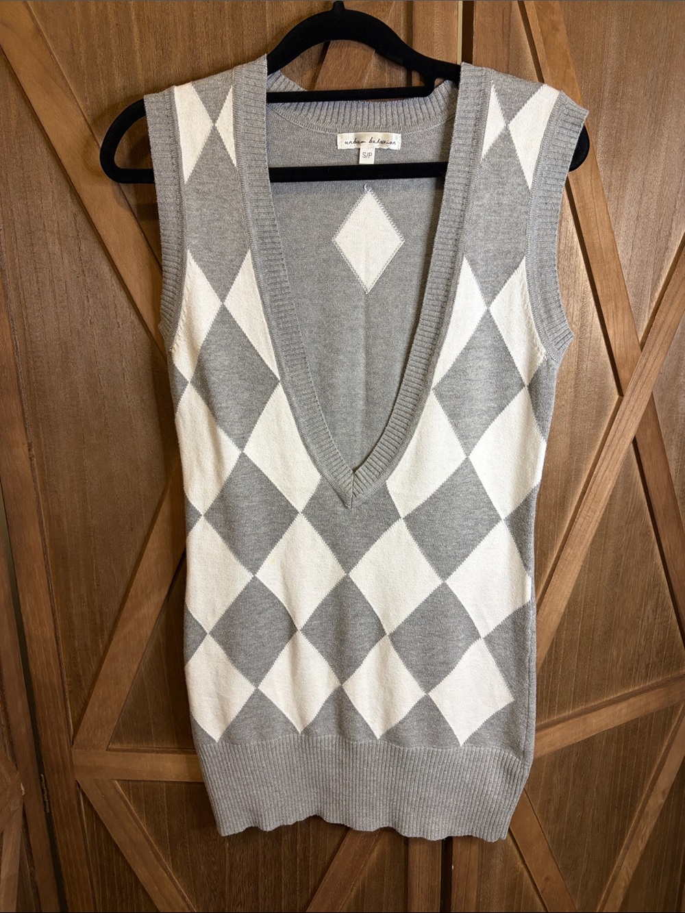 URBAN BEHAVIOR Gray White Argyle V-Neck Sweater Vest Preppy Knitwear SIZE SMALL